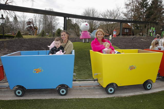 Peppa Pig Land Heide Park Soltau - Sarah Lombardi und Caroline Beil testen mit ihren Kids die neue Attraktion